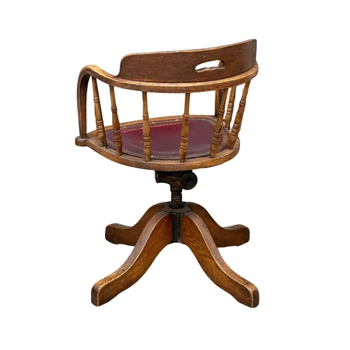 236 - An Early 20th Century oak revolving desk chair with leather seat. Circa 1900-1910.