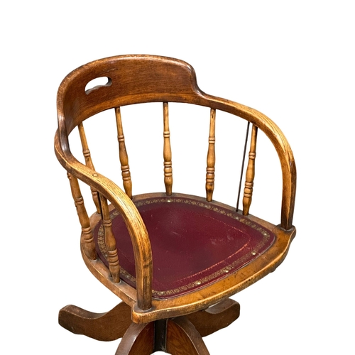 236 - An Early 20th Century oak revolving desk chair with leather seat. Circa 1900-1910.