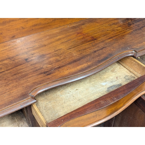 400 - A Victorian mahogany 3 door sideboard with drawer. Circa 1860-1870. 156x50x146cm