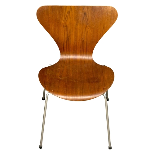 48 - Arne Jacobsen for Fritz Hansen. A set of 4 Danish Mid Century “Butterfly” chairs. Designed by Arne J... 