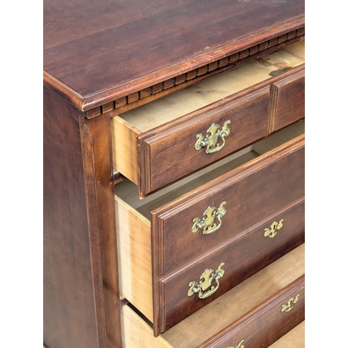 809 - An American 18th Century style mahogany chest of drawers. 87x46x109.5cm