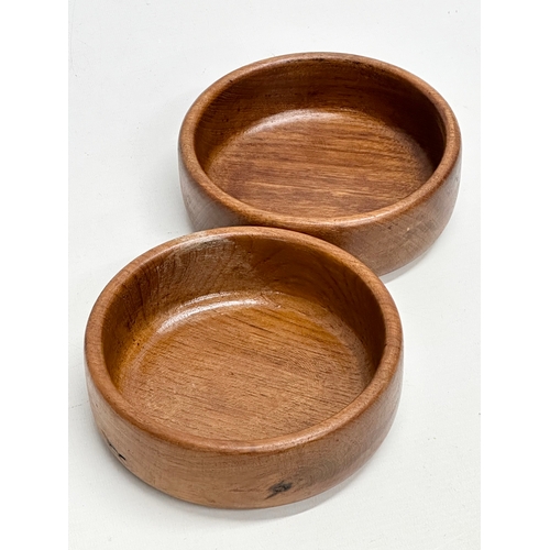 147D - A pair of Mid Century teak bowls. 15x5cm