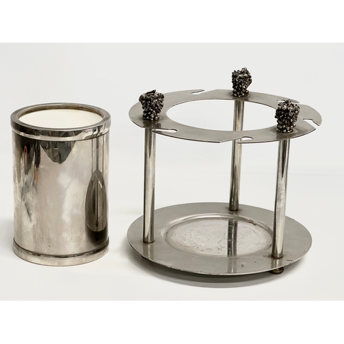 460 - A Mid 20th Century silver plated beer chiller/ ice bucket. 23x21cm.