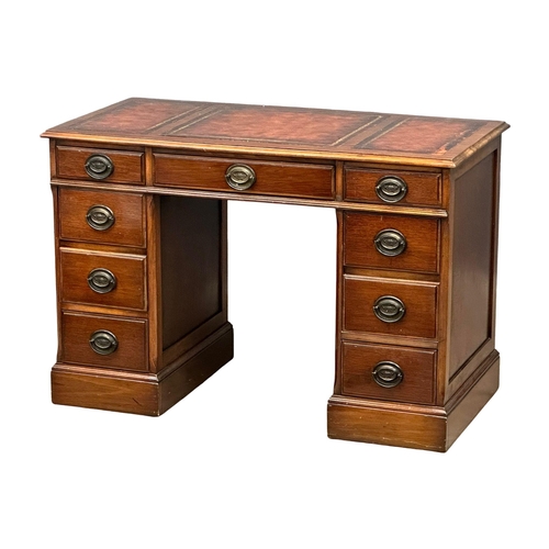 110 - A vintage Georgian style pedestal desk with leather top. 112x56x76.5cm.