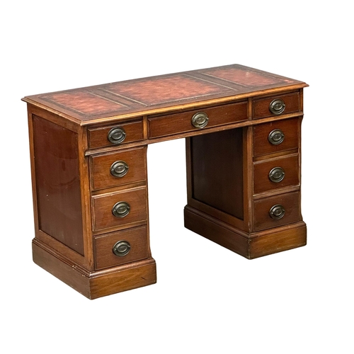 110 - A vintage Georgian style pedestal desk with leather top. 112x56x76.5cm.