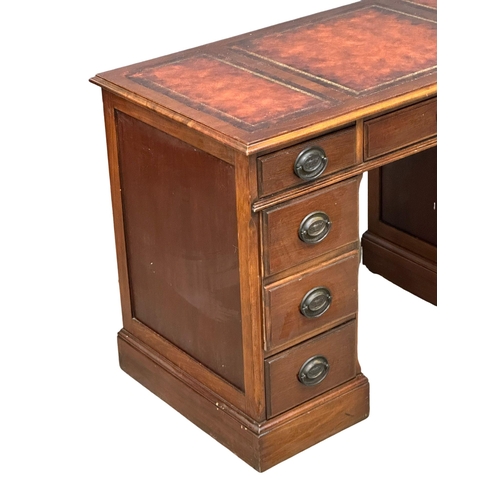 110 - A vintage Georgian style pedestal desk with leather top. 112x56x76.5cm.