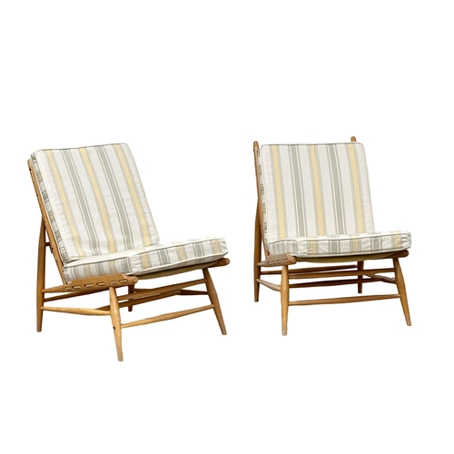 15 - A pair of Ercol Mid Century blonde elm and beech easy chairs/lounge chairs. Model 427. 1950’s.