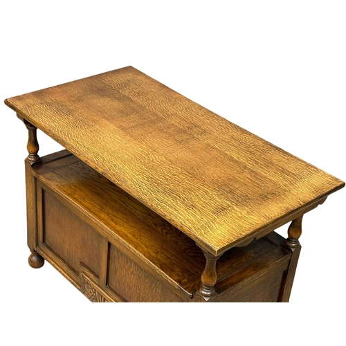 395 - A 17th Century style oak combination hall bench/hall table. Closed 107x57x74cm. Closed 96x48x104cm