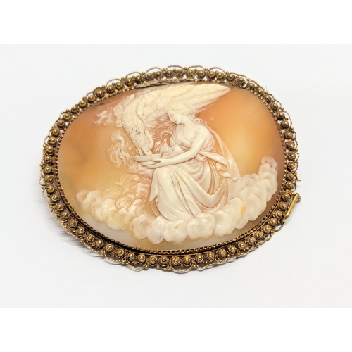 892 - An Early 20th Century gold plated cameo with compact by Stratton of London.    (7)