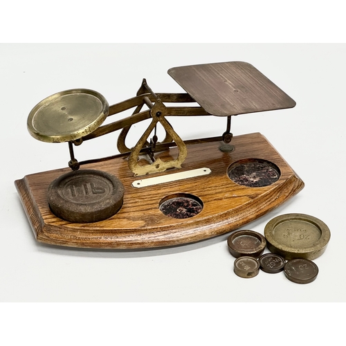 998 - A Late 19th/Early 20th Century postal scales and weights. 26x14x11cm.