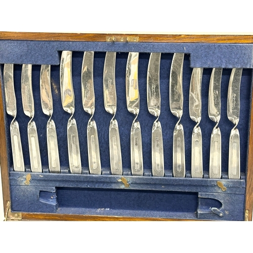 906A - A large canteen of cutlery. 43x33x8cm