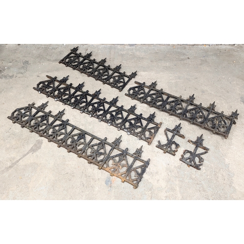 510A - A set of Late 19th / Early 20th Century cast iron railings