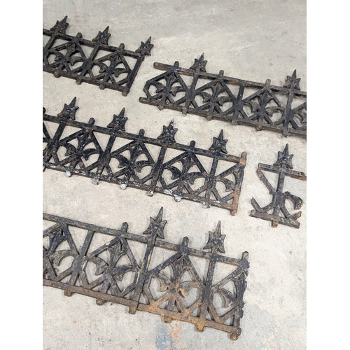 510A - A set of Late 19th / Early 20th Century cast iron railings