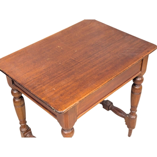 471 - A Late Victorian mahogany side table with turned legs. 76x55x75.5cm