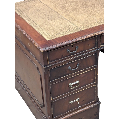 479 - A large Georgian style mahogany pedestal writing desk with leather top. 152x91x79cm