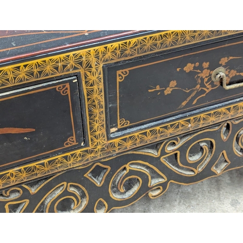 480 - A Japanese lacquered coffee table with 4 drawers. 91x60.5x47cm