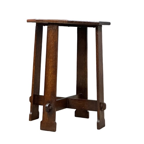 834 - An Early 20th Century Arts & Crafts oak side table/lamp table. Circa 1900. 38x38x51cm.