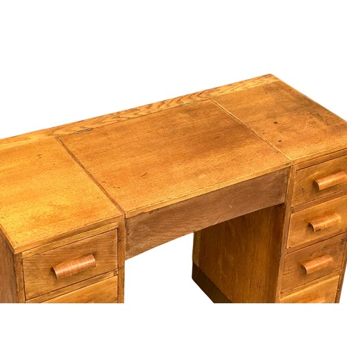 331 - An Art Deco oak dressing table. Heals style. Circa 1940. 107x47x77cm