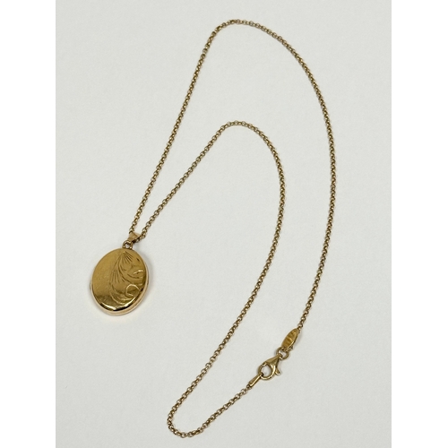 600B - A rolled gold locket and chain, necklace.