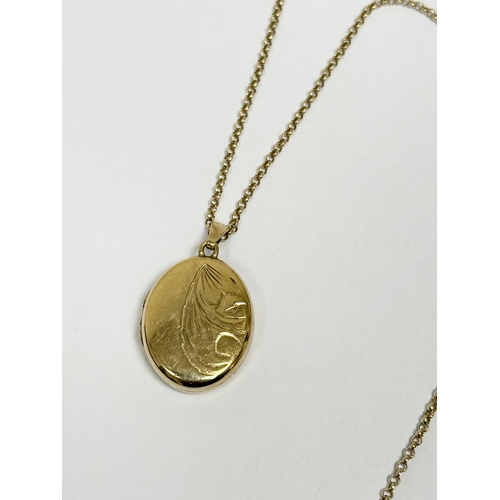 600B - A rolled gold locket and chain, necklace.