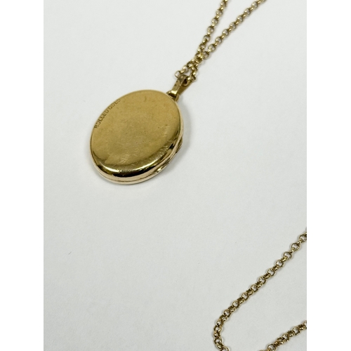 600B - A rolled gold locket and chain, necklace.