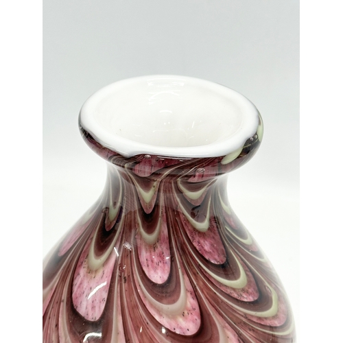 142 - An art glass pheasant pattern vase. Murano style. 25cm