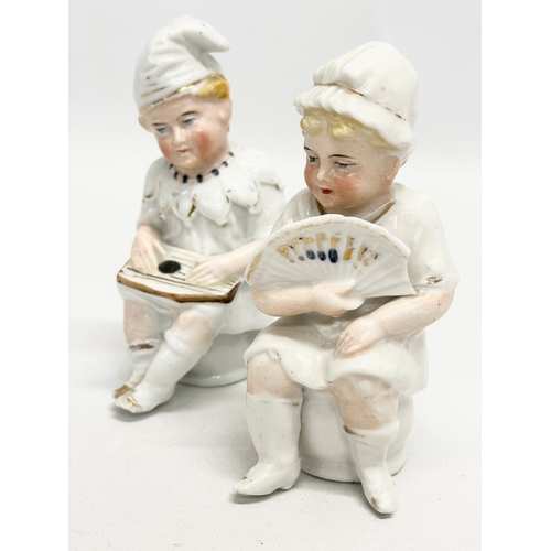 416 - A pair of German bisque “boys on the potty” figurines. Late 19th/Early 20th Century. 11cm