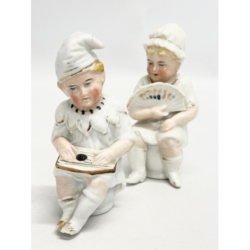 416 - A pair of German bisque “boys on the potty” figurines. Late 19th/Early 20th Century. 11cm