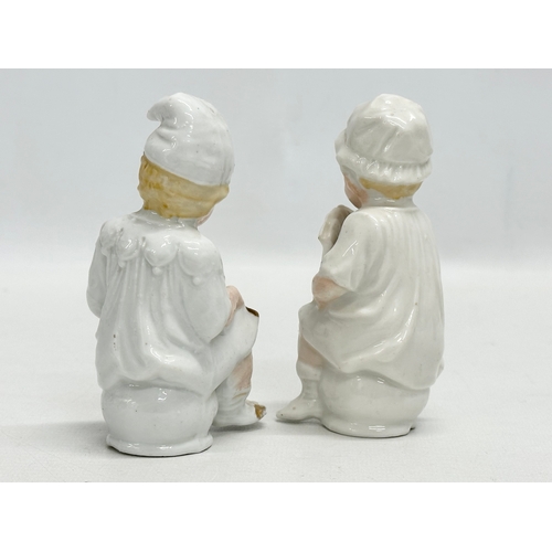 416 - A pair of German bisque “boys on the potty” figurines. Late 19th/Early 20th Century. 11cm