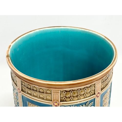 525 - A Late 19th Century Wedgwood “Luther” Majolica jardiniere. In the Aesthetic Movement. 21x22cm.