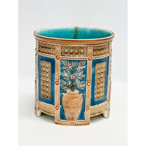 525 - A Late 19th Century Wedgwood “Luther” Majolica jardiniere. In the Aesthetic Movement. 21x22cm.