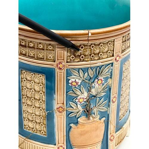 525 - A Late 19th Century Wedgwood “Luther” Majolica jardiniere. In the Aesthetic Movement. 21x22cm.