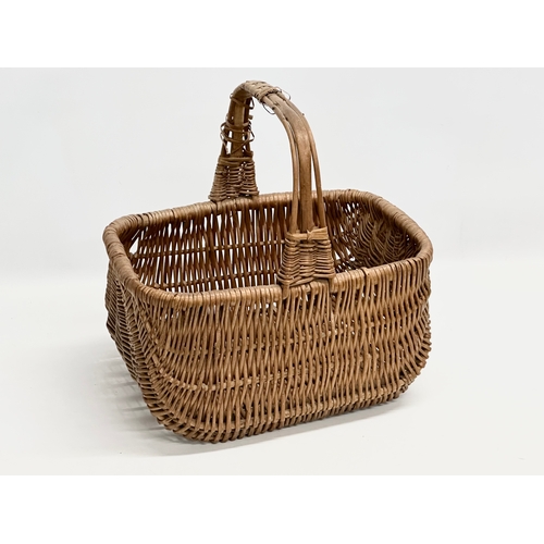 538 - 2 vintage wicker baskets. 53x38x42cm. 36x29x35cm