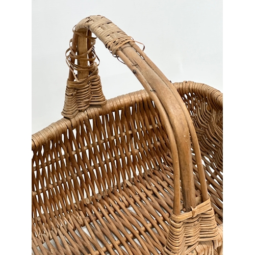 538 - 2 vintage wicker baskets. 53x38x42cm. 36x29x35cm