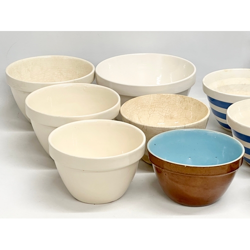 540 - A quantity of vintage Cornish Ware mixing bowls/baking bowls and others.