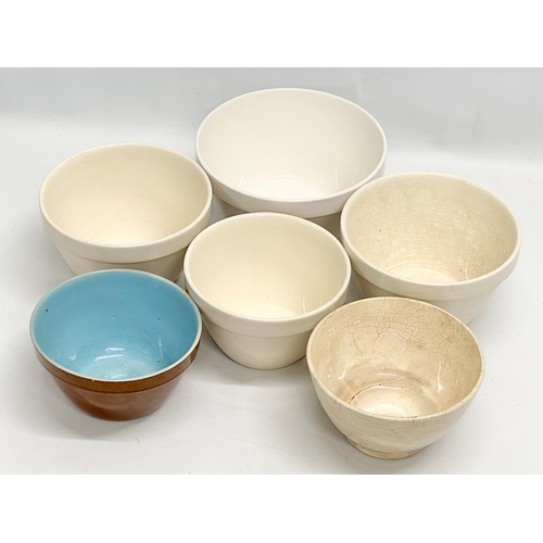 540 - A quantity of vintage Cornish Ware mixing bowls/baking bowls and others.