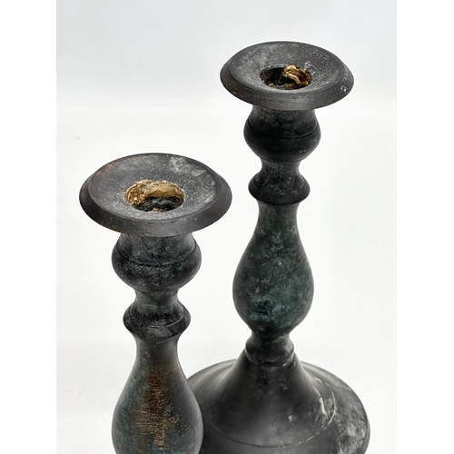 129 - A pair of George III brass candlesticks. Late 18th/Early 19th Century. 10x19.5cm.