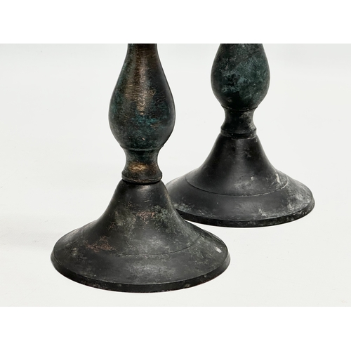 129 - A pair of George III brass candlesticks. Late 18th/Early 19th Century. 10x19.5cm.