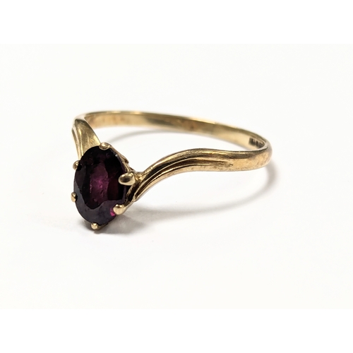 613 - A 9ct gold ring with garnet. 1.5gr. Size UK N