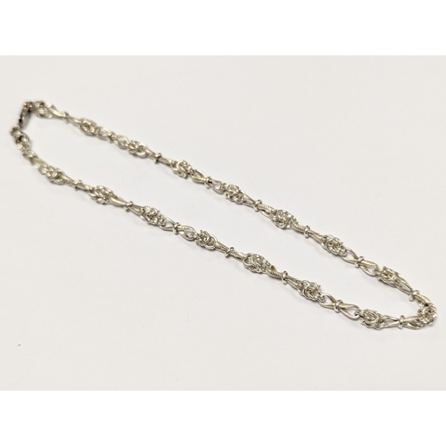 627 - A silver necklace. 29gr