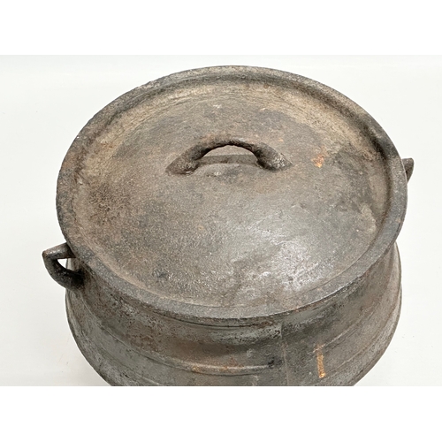 542 - A Late 19th/Early 20th Century cast iron cauldron on 3 legs with cover. 24x21x22cm