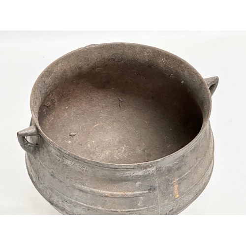 542 - A Late 19th/Early 20th Century cast iron cauldron on 3 legs with cover. 24x21x22cm