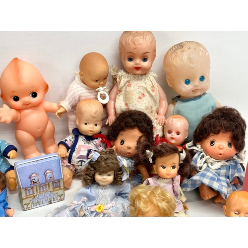 762 - A collection of 1960’s/70’s small and miniature dolls.