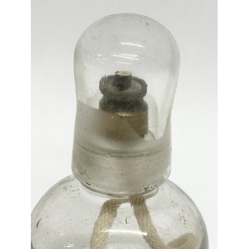 509 - A WWI glass trench lantern. 1914-1918. 13cm