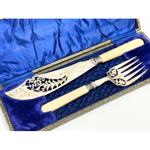 665 - Silver mounted. An Early 20th Century silver mounted carving set in case. 35.5cm