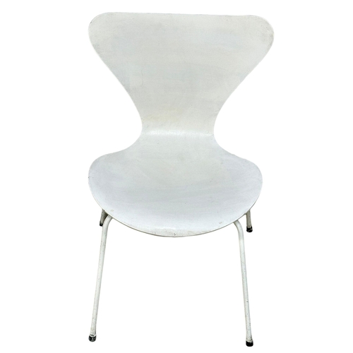 152 - Arne Jacobsen for Fritz Hansen. A set of 4 Danish Mid Century “Butterfly” chairs. Designed by Arne J... 