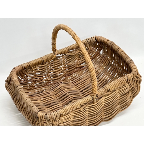 981 - A vintage wicker basket. 44x33x35cm