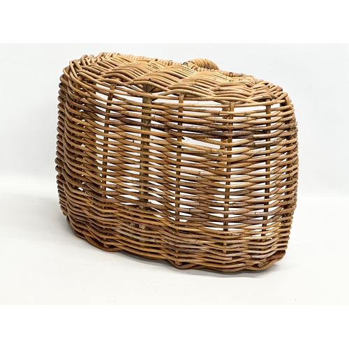 981 - A vintage wicker basket. 44x33x35cm