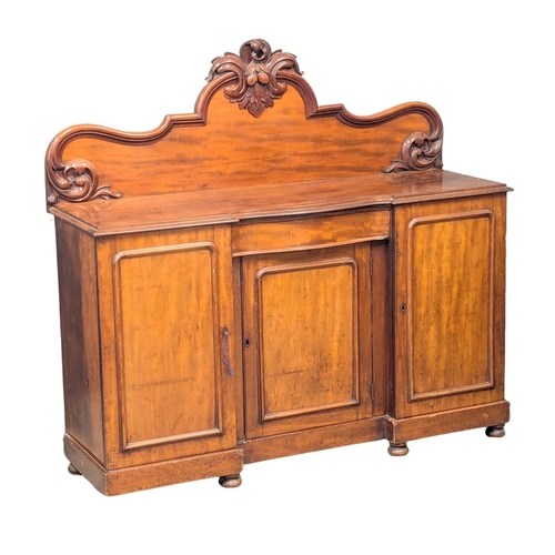 894 - A Victorian mahogany 3 door sideboard with drawer. Circa 1860-1870. 156x50x146cm