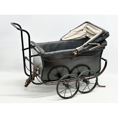 891 - A Late Victorian/Edwardian dolls pram.